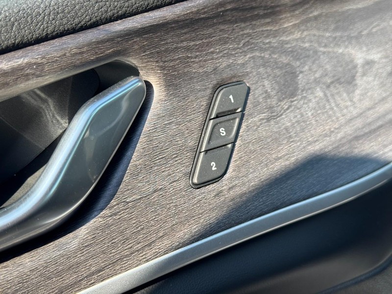Jeep Grand Cherokee Vehicle Full-screen Gallery Image 12
