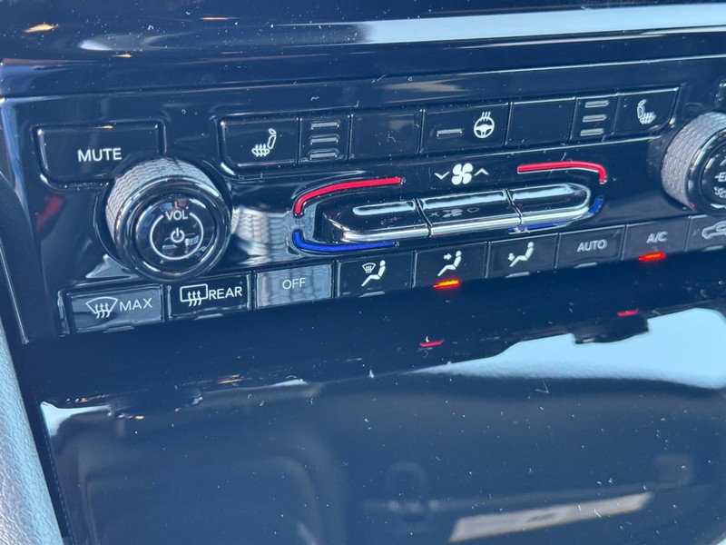 Jeep Grand Cherokee Vehicle Full-screen Gallery Image 16