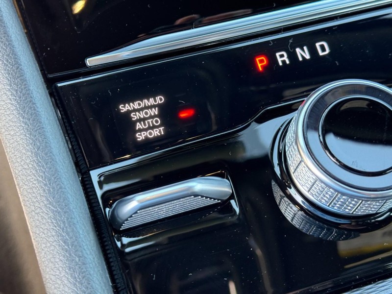Jeep Grand Cherokee Vehicle Full-screen Gallery Image 17
