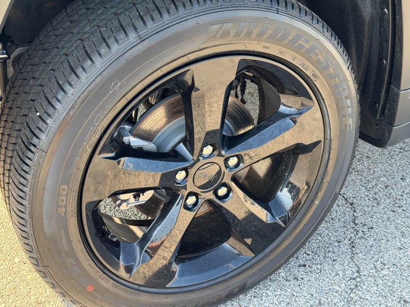 Jeep Grand Cherokee Vehicle Full-screen Gallery Image 04