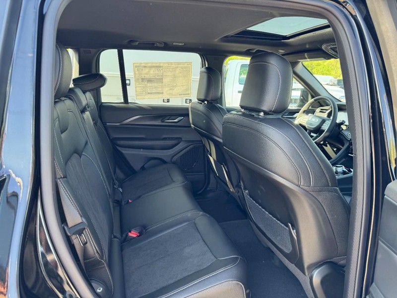 Jeep Grand Cherokee Vehicle Full-screen Gallery Image 05