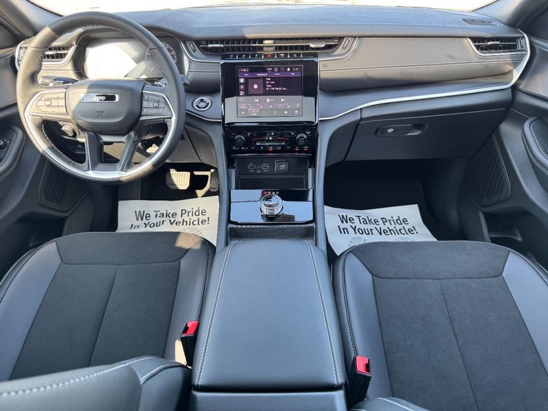 Jeep Grand Cherokee Vehicle Full-screen Gallery Image 06