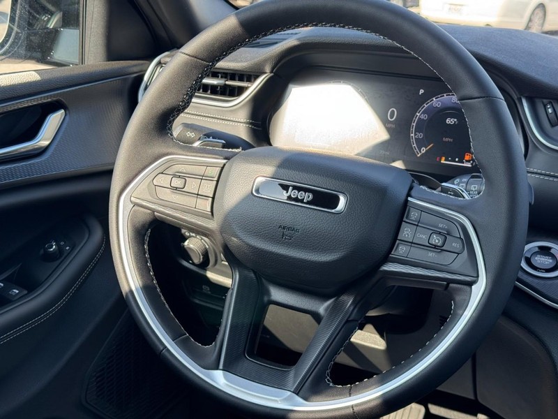 Jeep Grand Cherokee Vehicle Full-screen Gallery Image 07