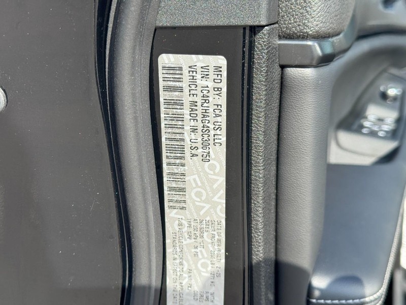 Jeep Grand Cherokee Vehicle Full-screen Gallery Image 18