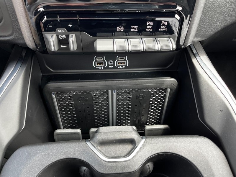 Ram 2500 Vehicle Full-screen Gallery Image 13