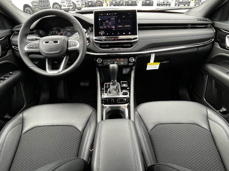 Jeep Compass Vehicle Full-screen Gallery Image 05