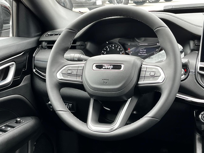 Jeep Compass Vehicle Full-screen Gallery Image 06