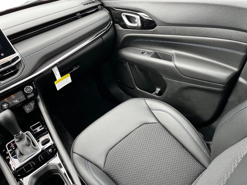 Jeep Compass Vehicle Full-screen Gallery Image 07