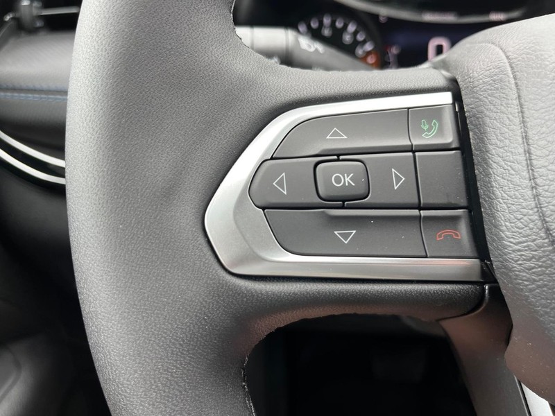 Jeep Compass Vehicle Full-screen Gallery Image 10