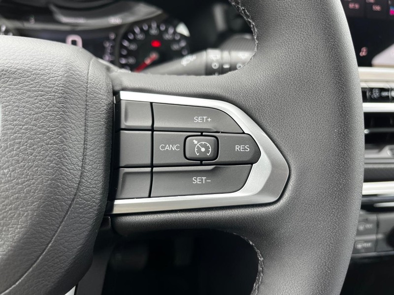 Jeep Compass Vehicle Full-screen Gallery Image 11
