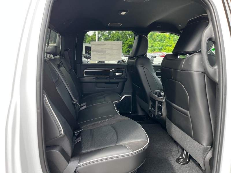 Ram 2500 Vehicle Full-screen Gallery Image 04