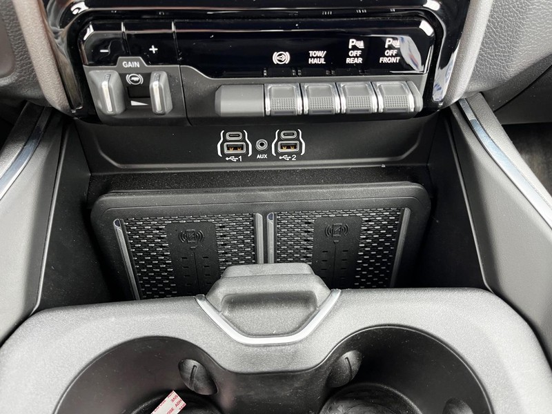 Ram 2500 Vehicle Full-screen Gallery Image 13