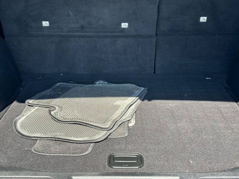 Jeep Grand Cherokee WK Vehicle Full-screen Gallery Image 04