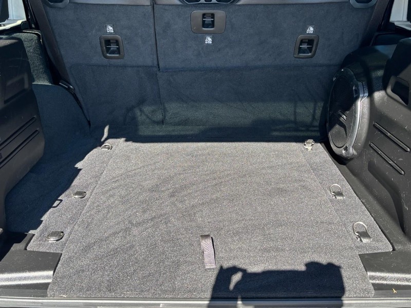 Jeep Wrangler Vehicle Full-screen Gallery Image 04