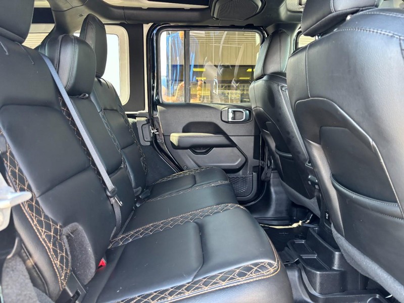 Jeep Wrangler Vehicle Full-screen Gallery Image 10