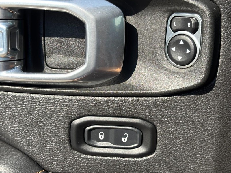 Jeep Wrangler Vehicle Full-screen Gallery Image 23