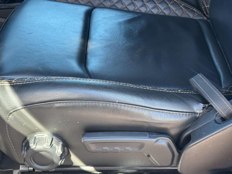 Jeep Wrangler Vehicle Full-screen Gallery Image 24