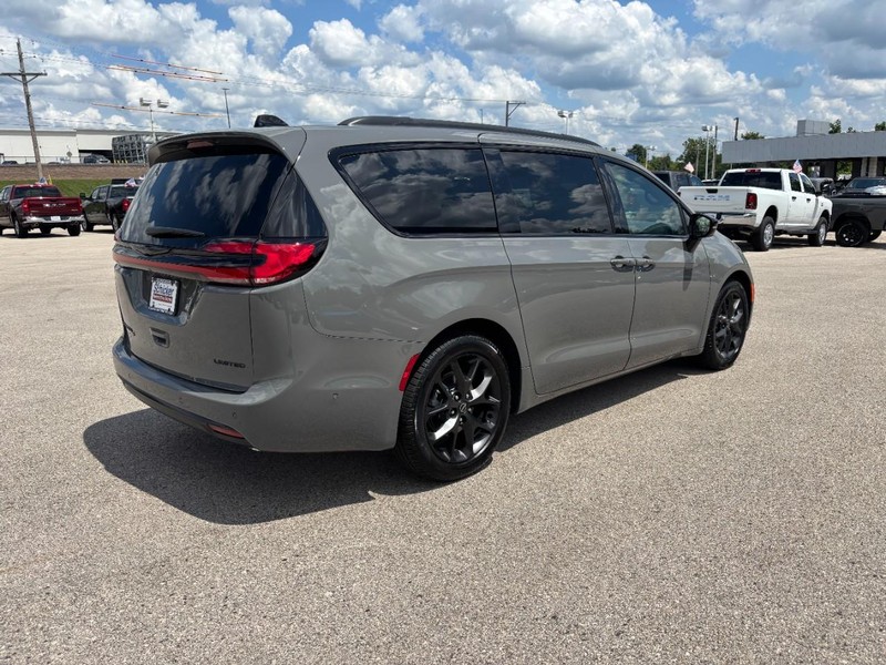 Chrysler Pacifica Vehicle Full-screen Gallery Image 03
