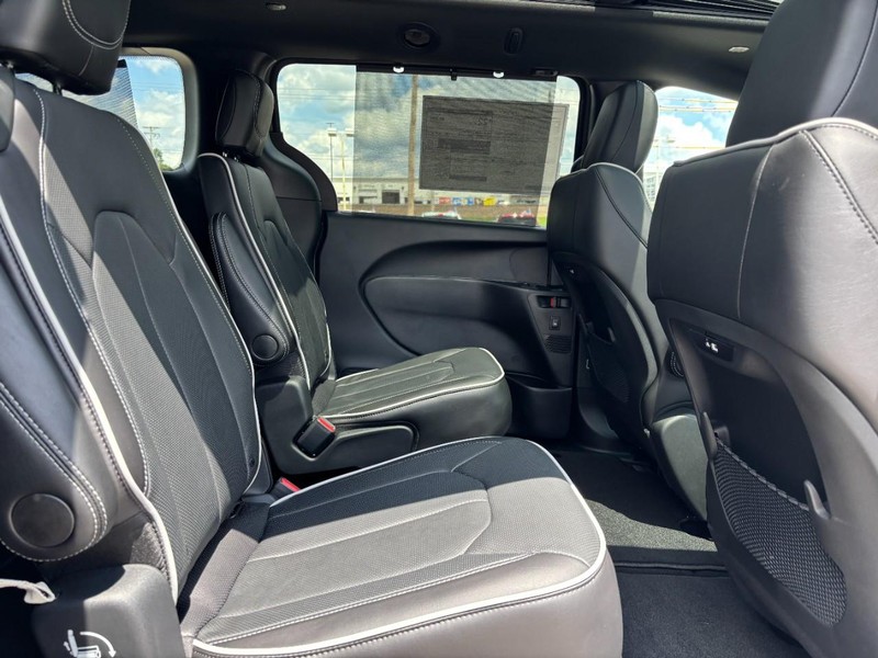 Chrysler Pacifica Vehicle Full-screen Gallery Image 05