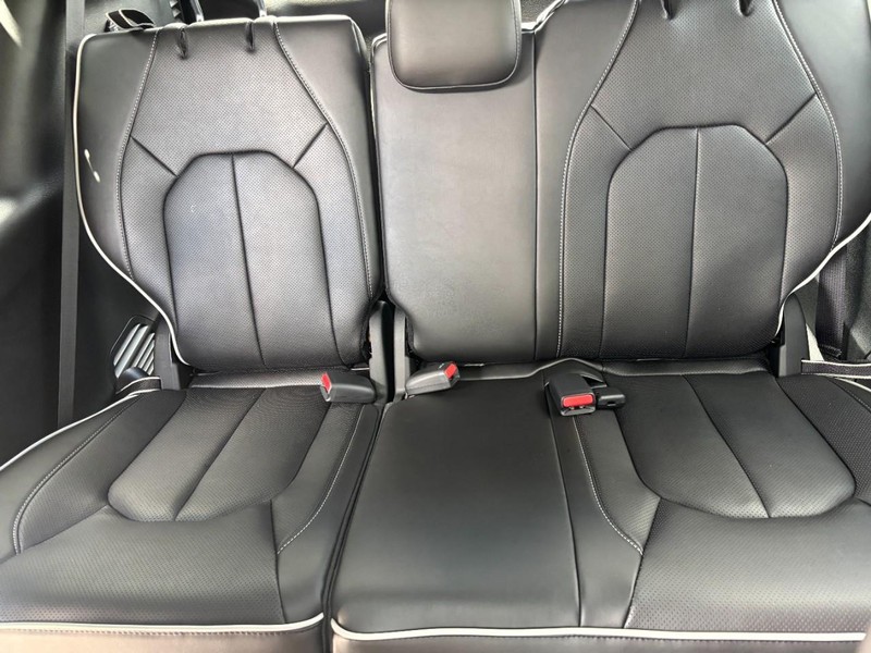 Chrysler Pacifica Vehicle Full-screen Gallery Image 06