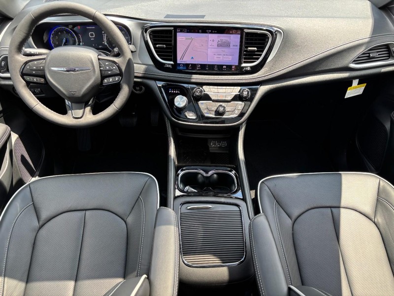 Chrysler Pacifica Vehicle Full-screen Gallery Image 07