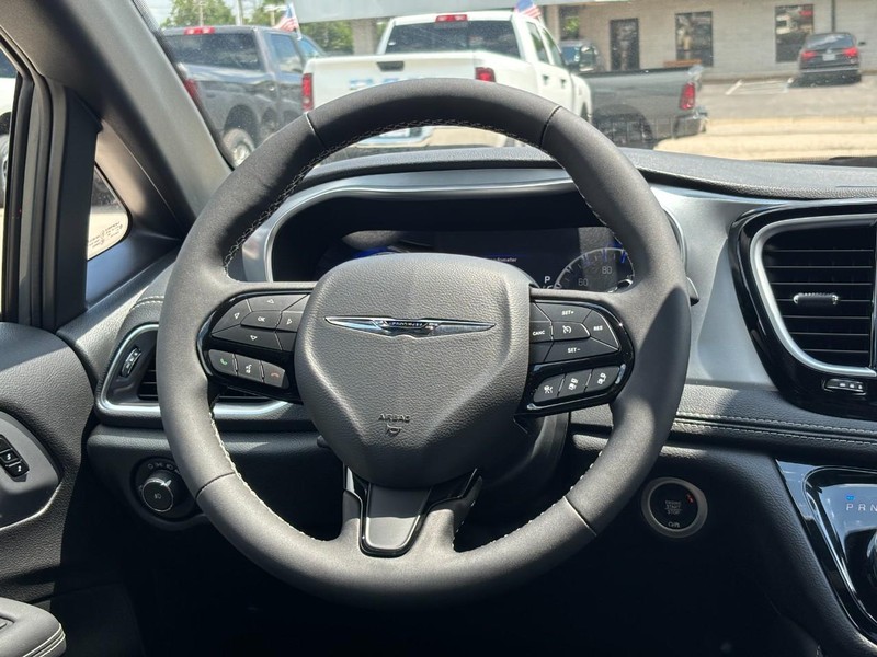 Chrysler Pacifica Vehicle Full-screen Gallery Image 08