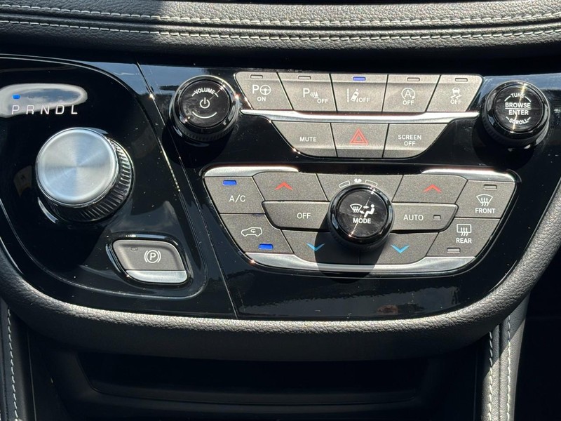 Chrysler Pacifica Vehicle Full-screen Gallery Image 10