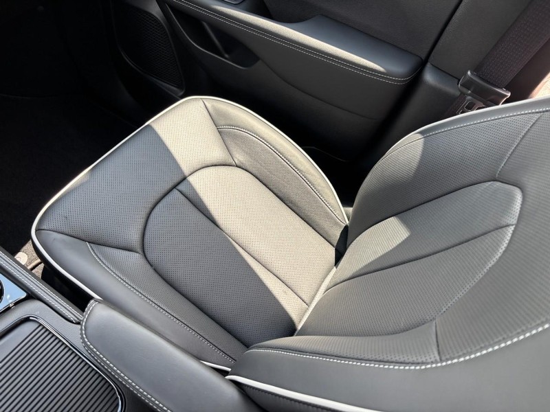 Chrysler Pacifica Vehicle Full-screen Gallery Image 11