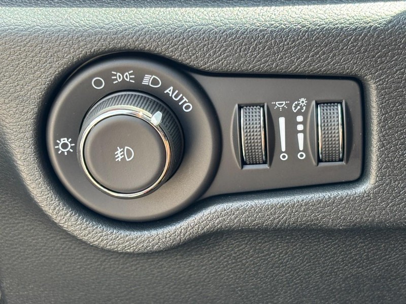 Chrysler Pacifica Vehicle Full-screen Gallery Image 12