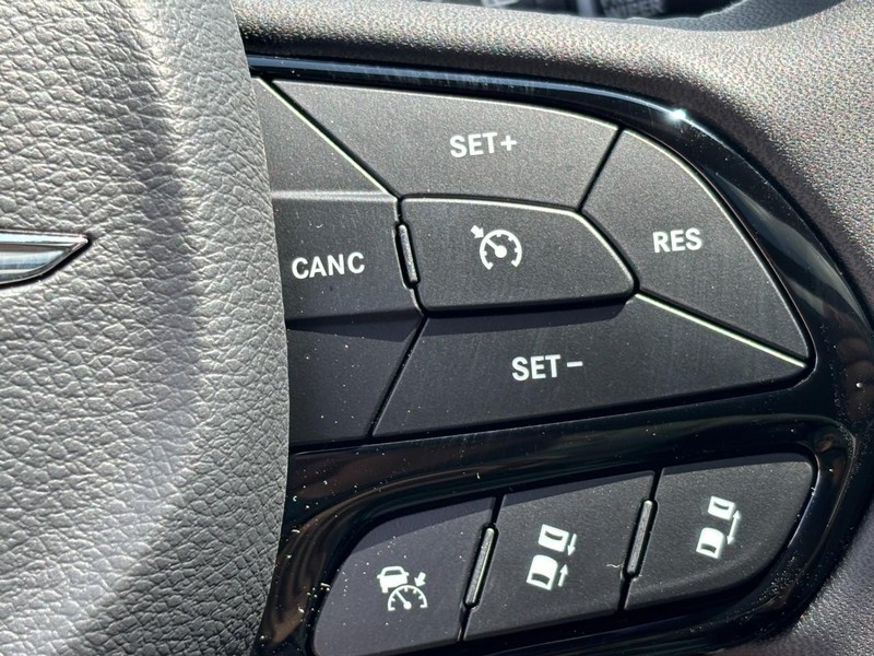 Chrysler Pacifica Vehicle Full-screen Gallery Image 14