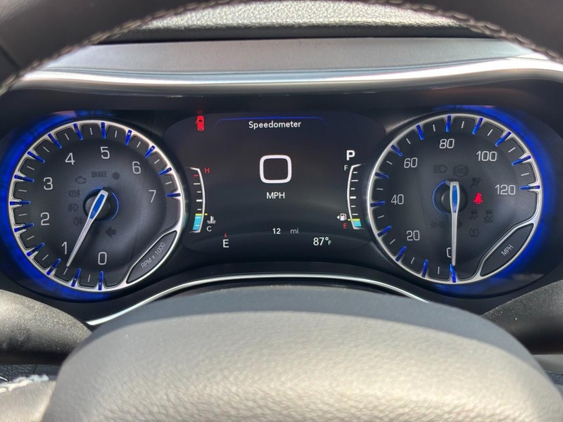 Chrysler Pacifica Vehicle Full-screen Gallery Image 15