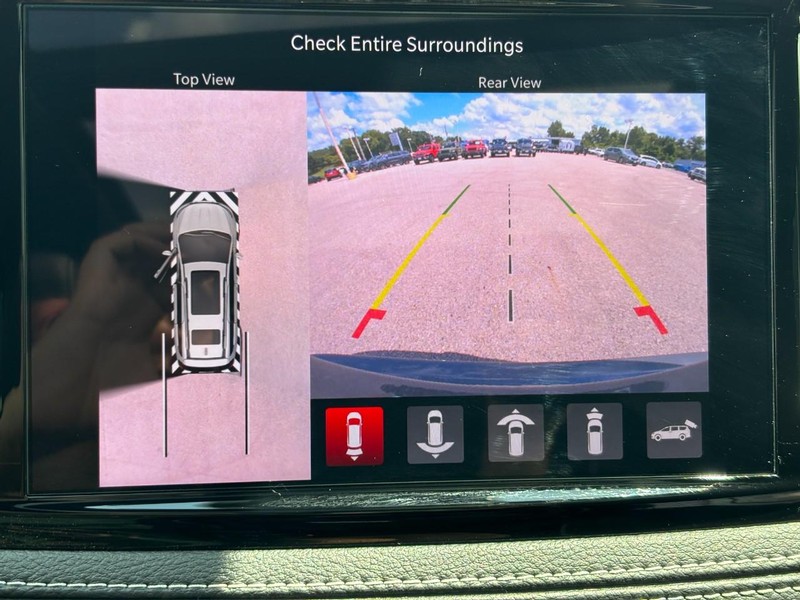 Chrysler Pacifica Vehicle Full-screen Gallery Image 17