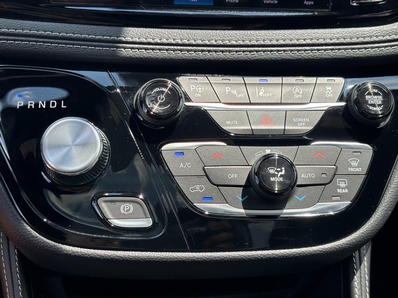 Chrysler Pacifica Vehicle Full-screen Gallery Image 19