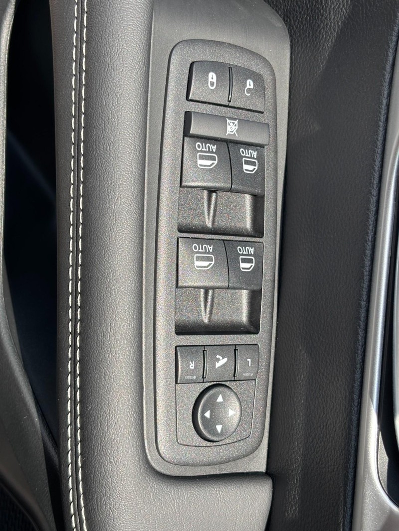 Chrysler Pacifica Vehicle Full-screen Gallery Image 20