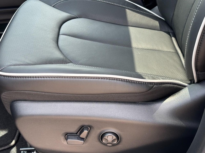 Chrysler Pacifica Vehicle Full-screen Gallery Image 21