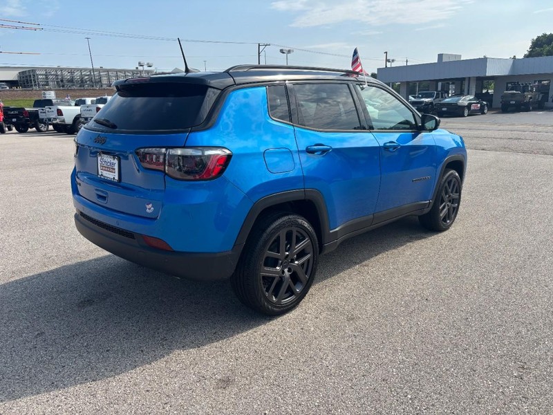 Jeep Compass Vehicle Full-screen Gallery Image 03