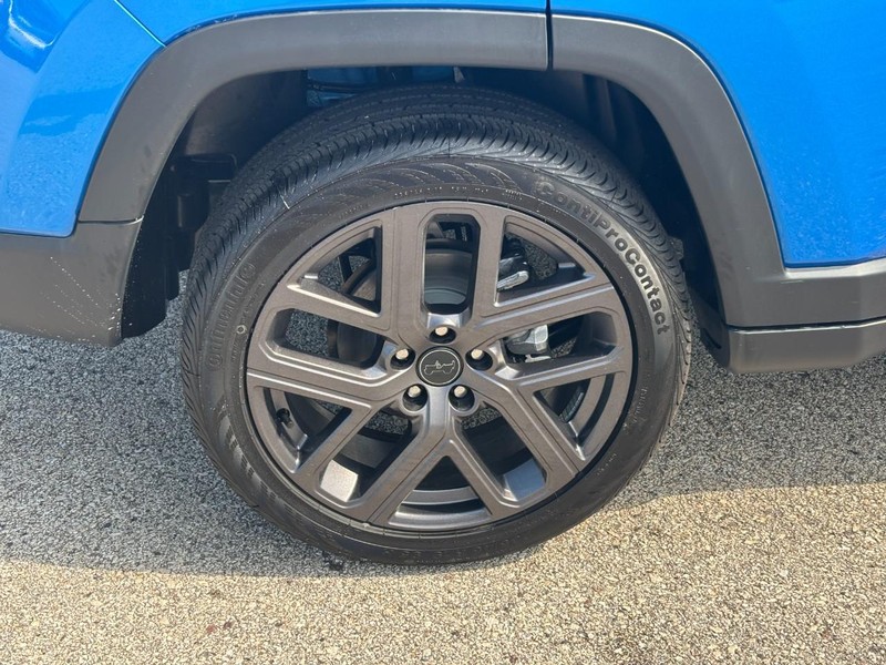 Jeep Compass Vehicle Full-screen Gallery Image 04