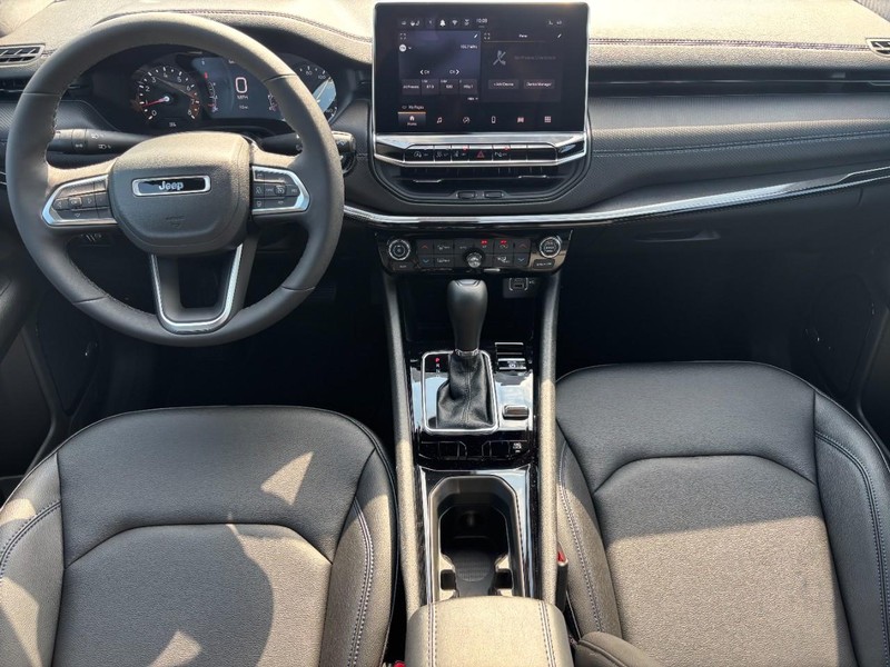 Jeep Compass Vehicle Full-screen Gallery Image 06