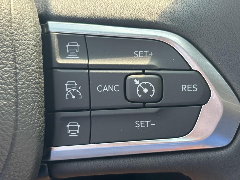 Jeep Compass Vehicle Full-screen Gallery Image 13