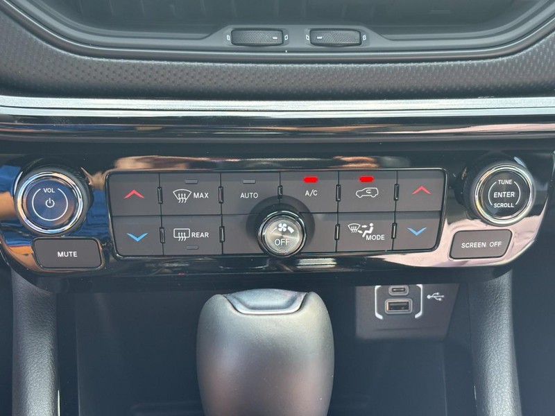 Jeep Compass Vehicle Full-screen Gallery Image 17