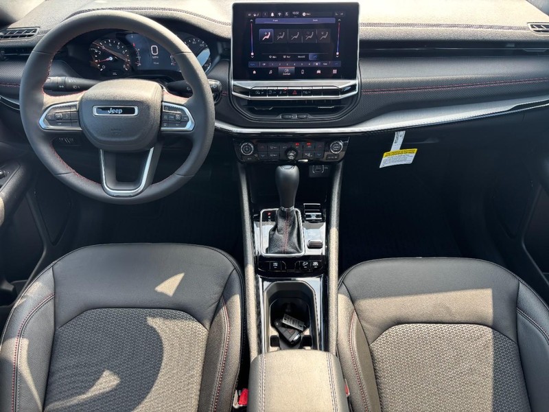 Jeep Compass Vehicle Full-screen Gallery Image 06