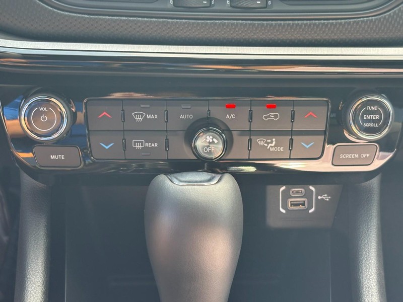 Jeep Compass Vehicle Full-screen Gallery Image 17