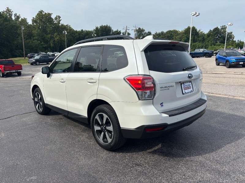 Subaru Forester Vehicle Full-screen Gallery Image 06