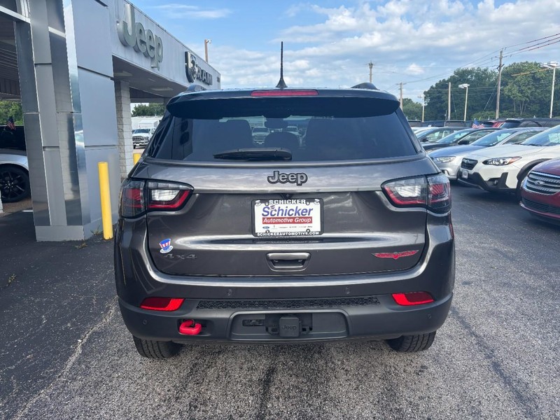 Jeep Compass Vehicle Full-screen Gallery Image 05