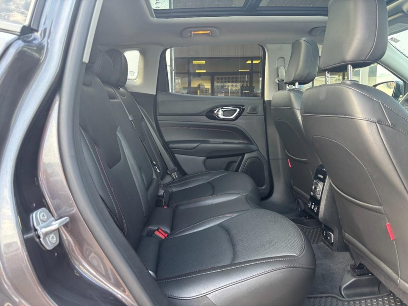 Jeep Compass Vehicle Full-screen Gallery Image 10