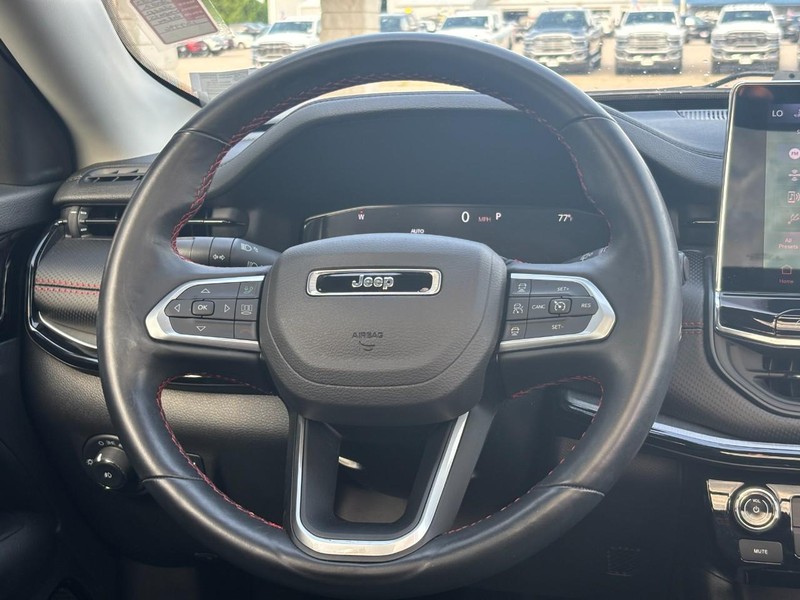 Jeep Compass Vehicle Full-screen Gallery Image 12