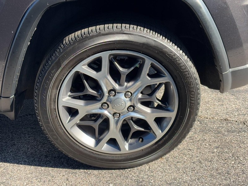 Jeep Grand Cherokee Vehicle Full-screen Gallery Image 07