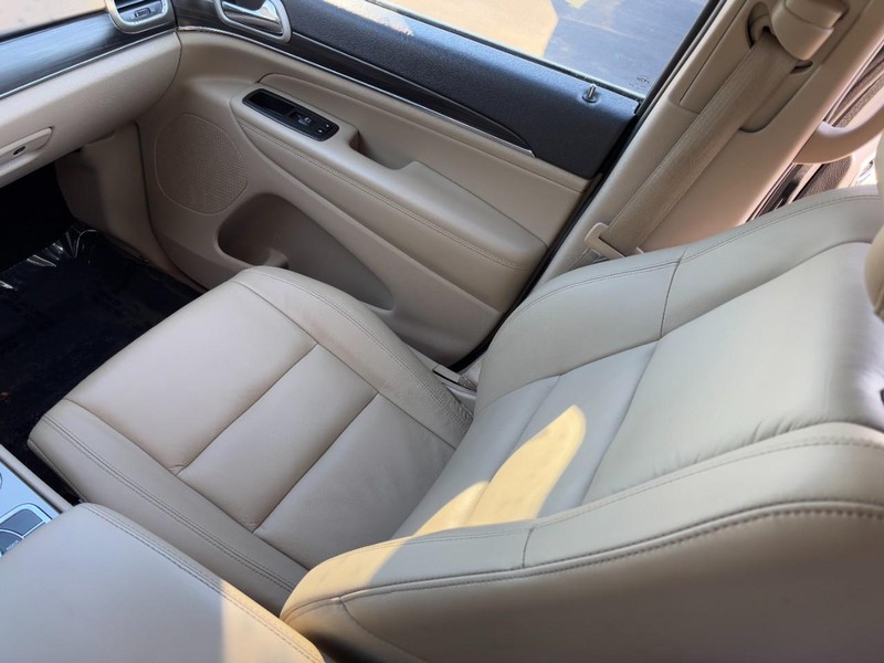 Jeep Grand Cherokee Vehicle Full-screen Gallery Image 15