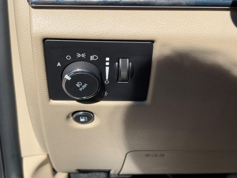 Jeep Grand Cherokee Vehicle Full-screen Gallery Image 16