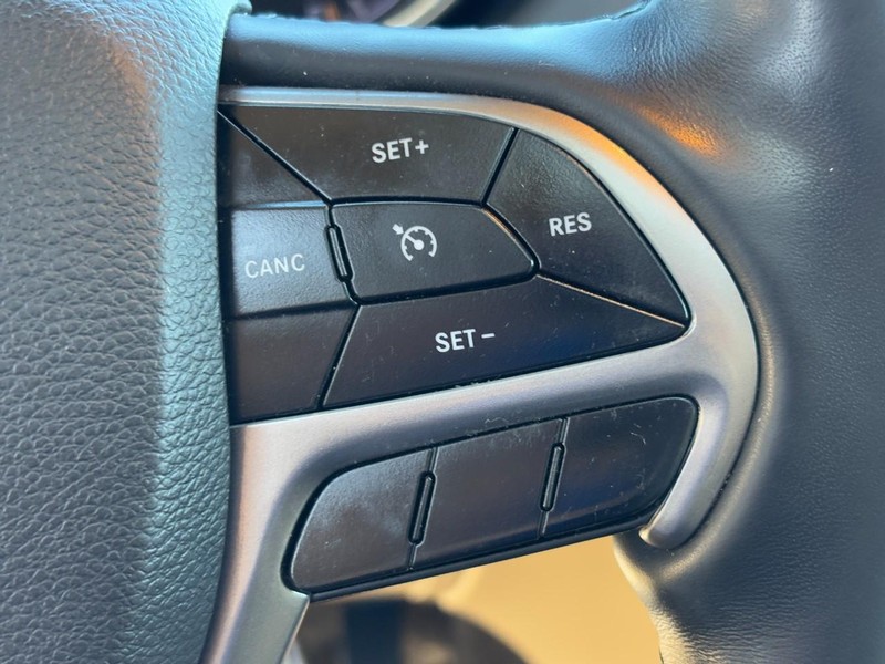 Jeep Grand Cherokee Vehicle Full-screen Gallery Image 18